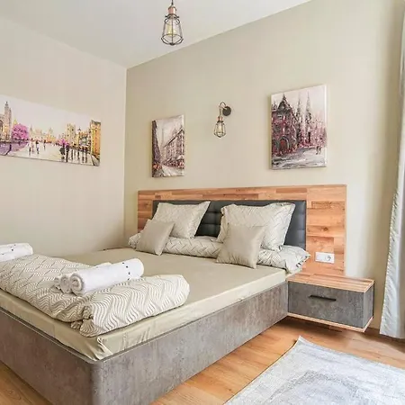 Elegant & Stylish 2 Bedroom *