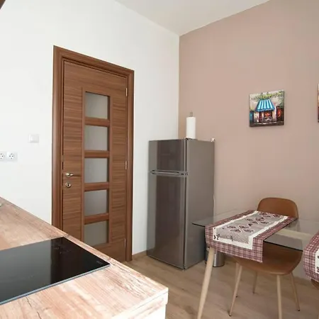 Elegant & Stylish 2 Bedroom Апартамент