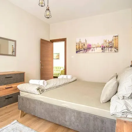 Elegant & Stylish 2 Bedroom Апартамент *