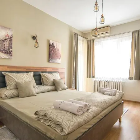 Elegant & Stylish 2 Bedroom Апартамент
