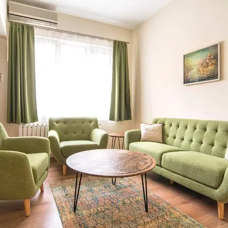 Elegant & Stylish 2 Bedroom Апартамент