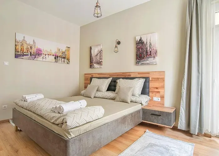 Elegant & Stylish 2 Bedroom *